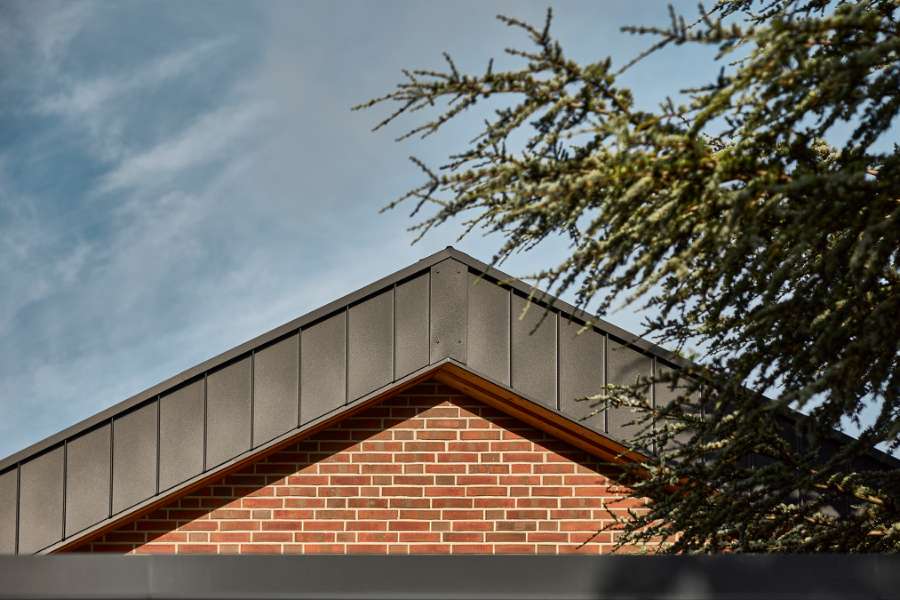 Tysk badeby har fået spir af stål blandt trækroner, Im Kleifeld 17, 29389 Bad Bodenteich, Tyskland